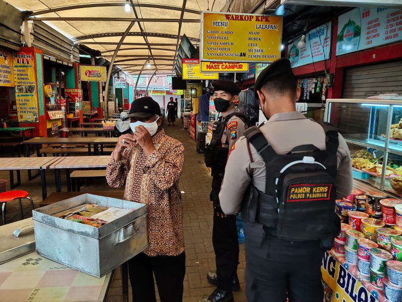 Pasukan Pamor Keris Polres Pamekasan Gencar Operasi ke Cafe dan Pertokoan