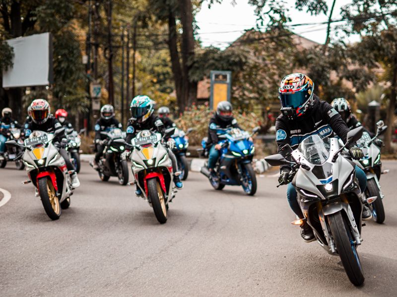 Kemeriahan bLU cRU Fun Riding  'Road to Mandalika' Berlanjut di Bandung