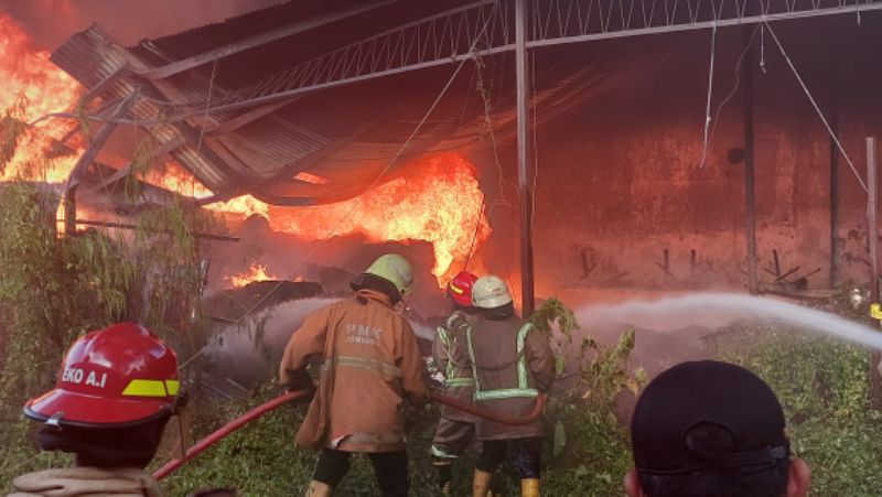 Kebakaran Bekas Pabrik Plastik di Jombang, Diduga Ada Unsur Kesengajaan
