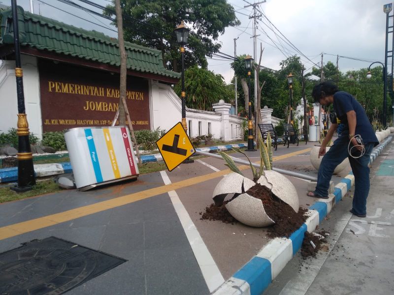 Pria Tak Dikenal di Jombang, Rusak Fasilitas Trotoar Jalan Wahid Hasyim