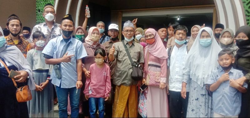 Warga Dukuhsari Jabon Berwisata Religi  ke Makam Gus Dur dan Bung Karno