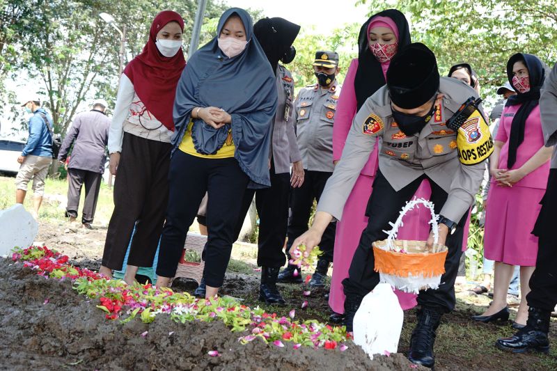 Kapolrestabes Surabaya Takziah ke Makam Almarhum Aiptu Moediharto Panit Sanapta Polsek Gayungan 