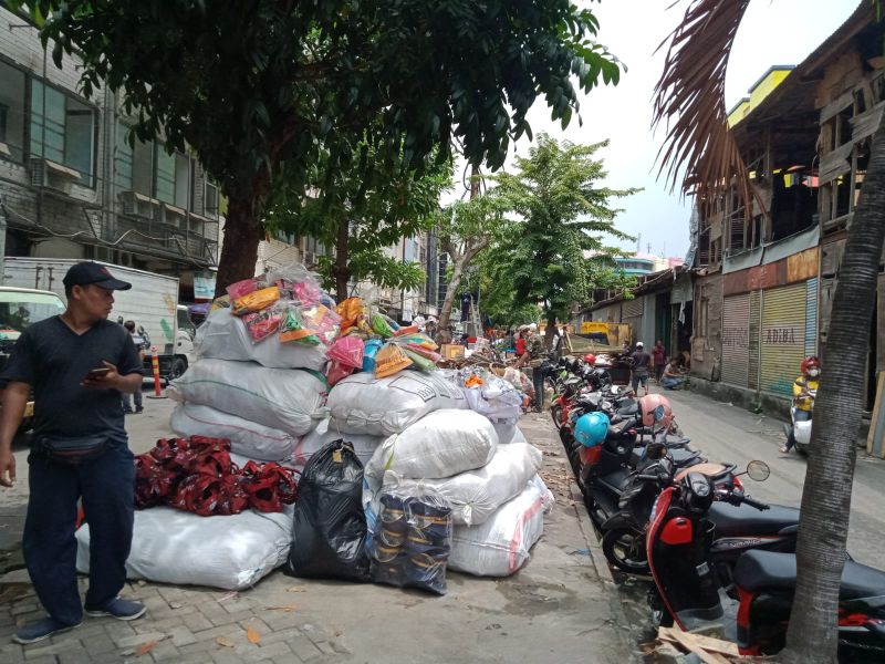 Hingga Siang Ini, Barang Pedagang TPS Pasar Turi Masih Menumpuk di Pinggir Jalan