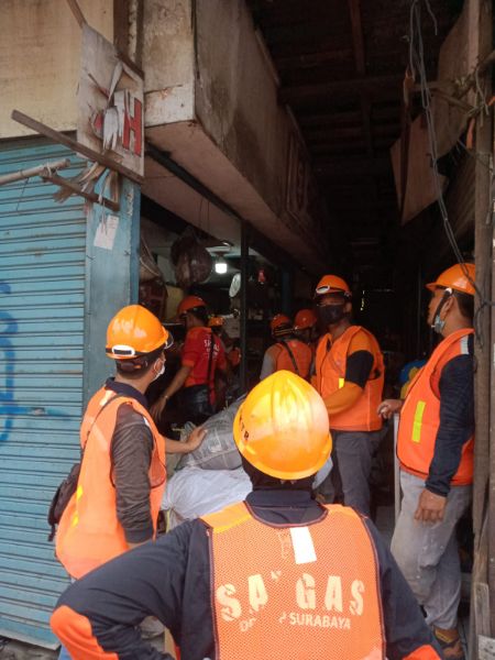 Petugas dari Pemkot Surabaya juga membantu pemindahan.