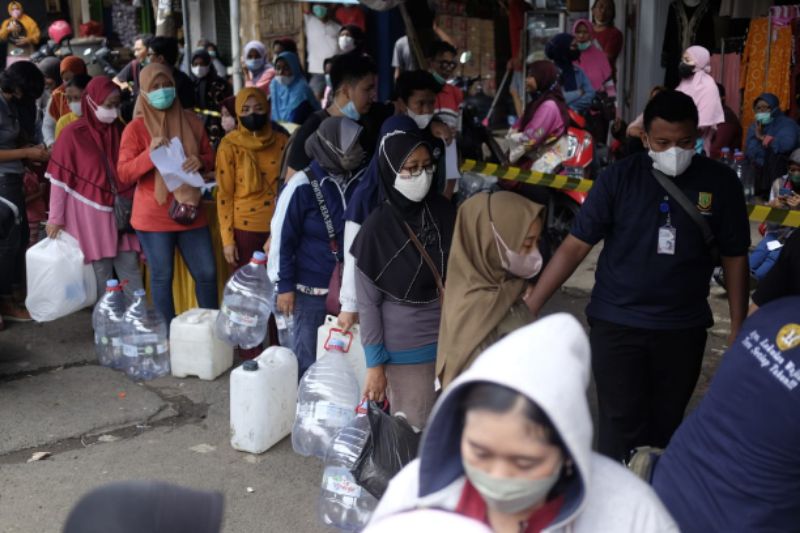 Dalam Sekejap, Ribuan Liter Minyak Goreng Curah Murah Laris Diserbu Warga Kota Mojokerto