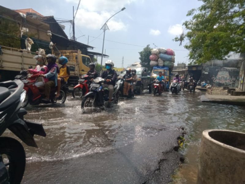 Malam Hujan,   Air Masih Menggenang hingga Siang Hari di Surabaya