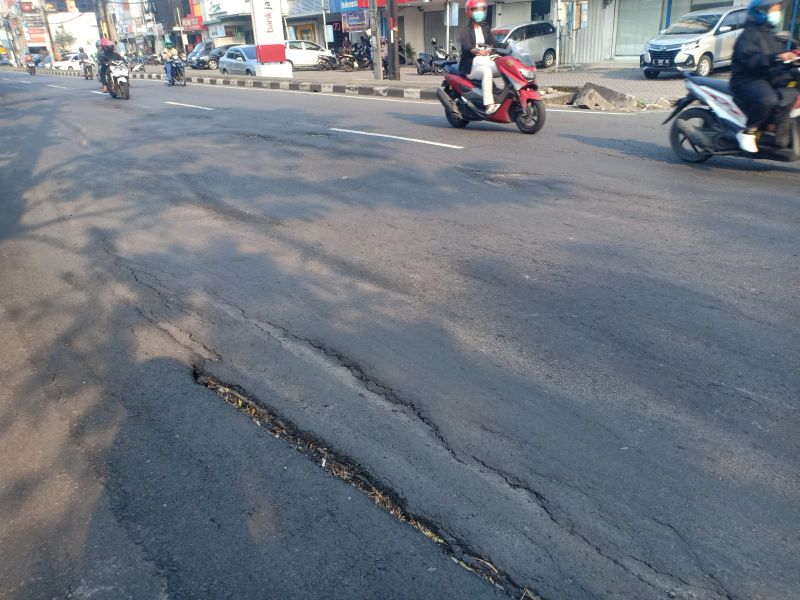 Jalan Bergelombang di Jalan Wiyung, Rawan Kecelakaan bagi Pengendara Motor