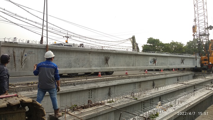 Lima Balok Girder Jembatan Ngaglik 1 Balun Terpasang, Lalin Dialihkan
