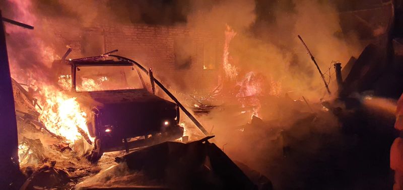 Terdengar Ledakan, Ternyata Bengkel Mobil Kebakaran di Simo Gunung, Surabaya