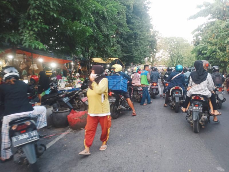 Tidak Adanya Lahan Parkir, Picu Kemacetan di Sekitar Pasar Ploso