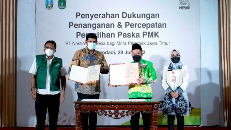 Dukung Pemulihan Pasca PMK, Nestle Indonesia Serahkan Bantuan untuk Mitra Peternak Jatim