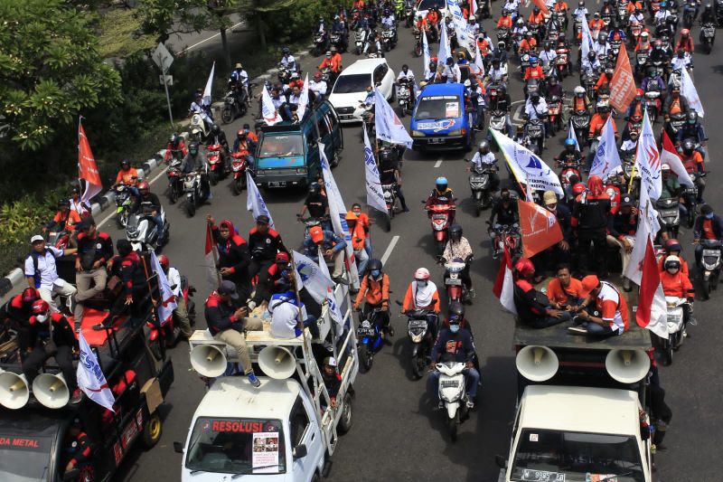 Aksi long march buruh yang menolak kenaikan BBM di Surabaya, Selasa (6/9/2022). Foto: sp/ariandi