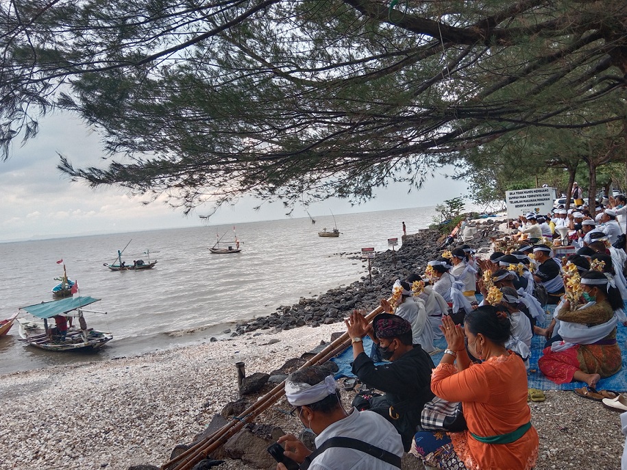 Ratusan Umat Hindu Surabaya Gelar Upacara Ngaben Massal di Pantai Kenjeran