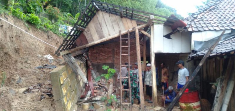 Tanah Longsor Akibat Hujan Lebat di Bojonegoro, Satu Rumah Warga Rusak