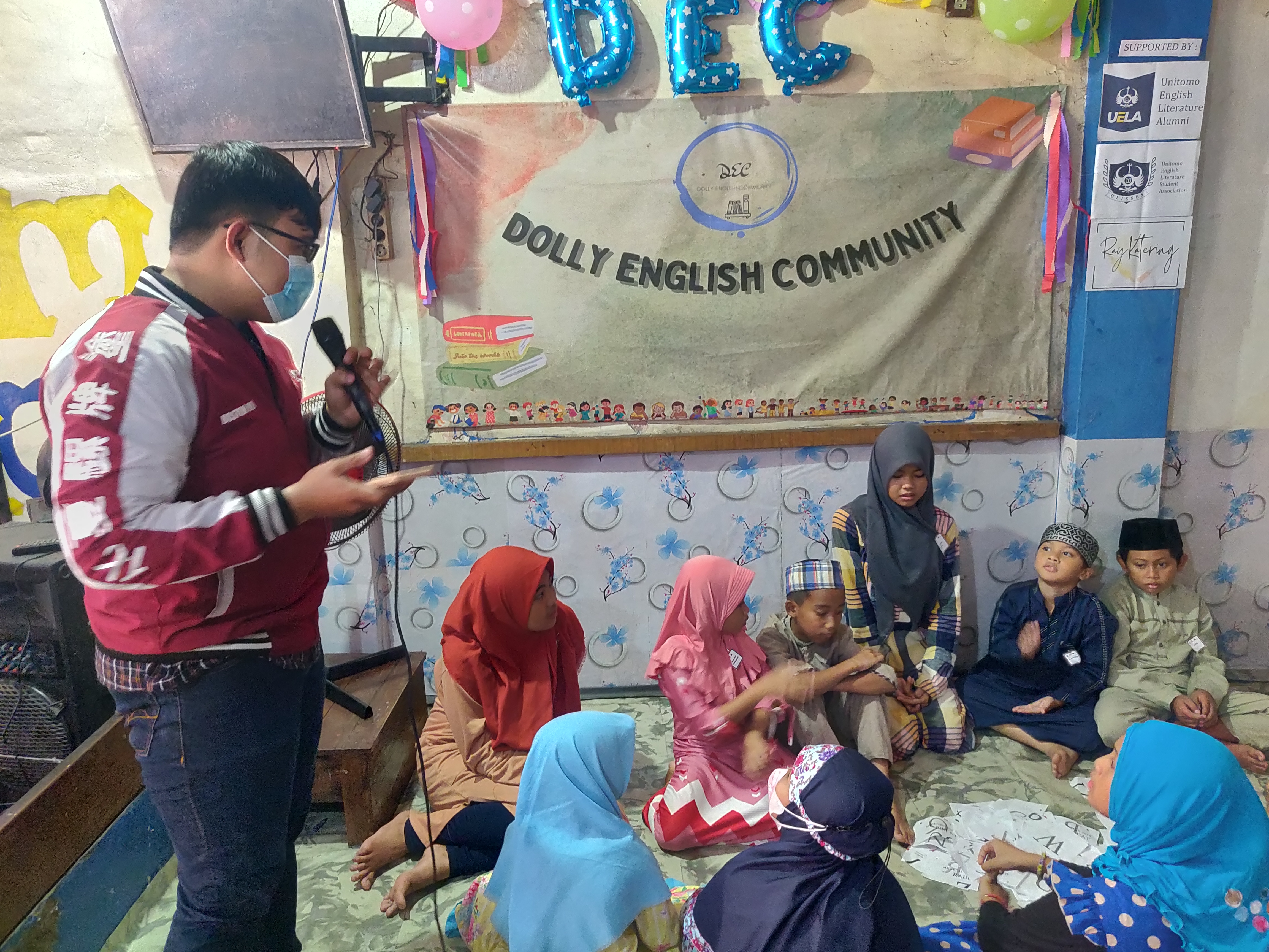 Komunitas Pembelajaran Bahasa Inggris Gratis untuk Anak-anak di eks Lokalisasi Dolly