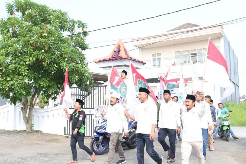 Jalan kaki sambil Bersholawat, DPC PKB Bangkalan Serahkan Berkas Bacaleg KPU
