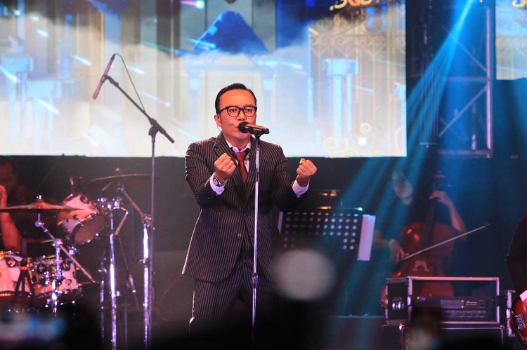 Konser ''3 Dekade Perjalanan Cinta Ari Lasso'' Disambut Meriah Ribuan Penonton Surabaya