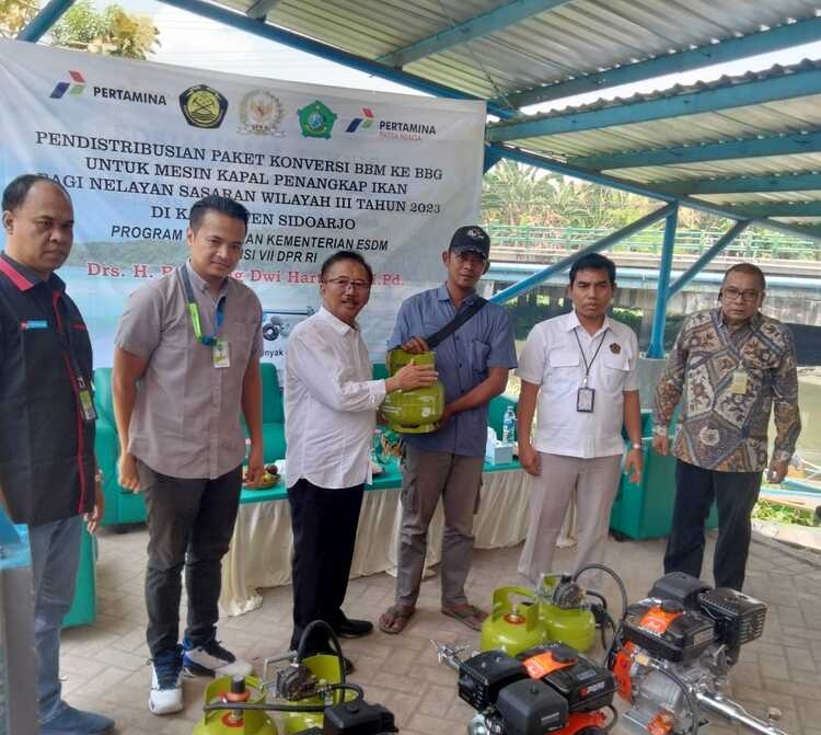 Peduli Wong Cilik, Komisi VII DPR RI Beri Bantuan Mesin Motor LPG Nelayan Sidoarjo