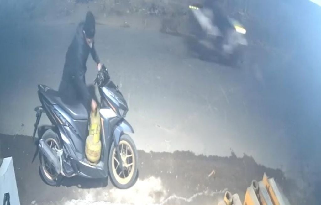 Pura-pura Beli Obat, Pria di Jombang Terekam CCTV Gasak 2 Tabung Gas Elpiji 