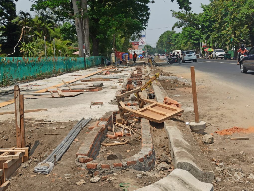 Memaksakan Proyek Rehabilitasi Trotoar Jalan Gus Dur Jombang