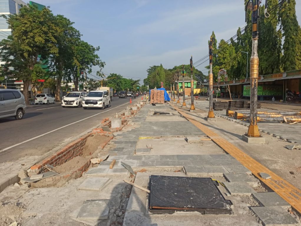 Meski Terseok, Kontraktor Trotoar Jalan Gus Dur Diberi Kelonggaran PPK Dinas Perkim Jombang, Ada Apa?