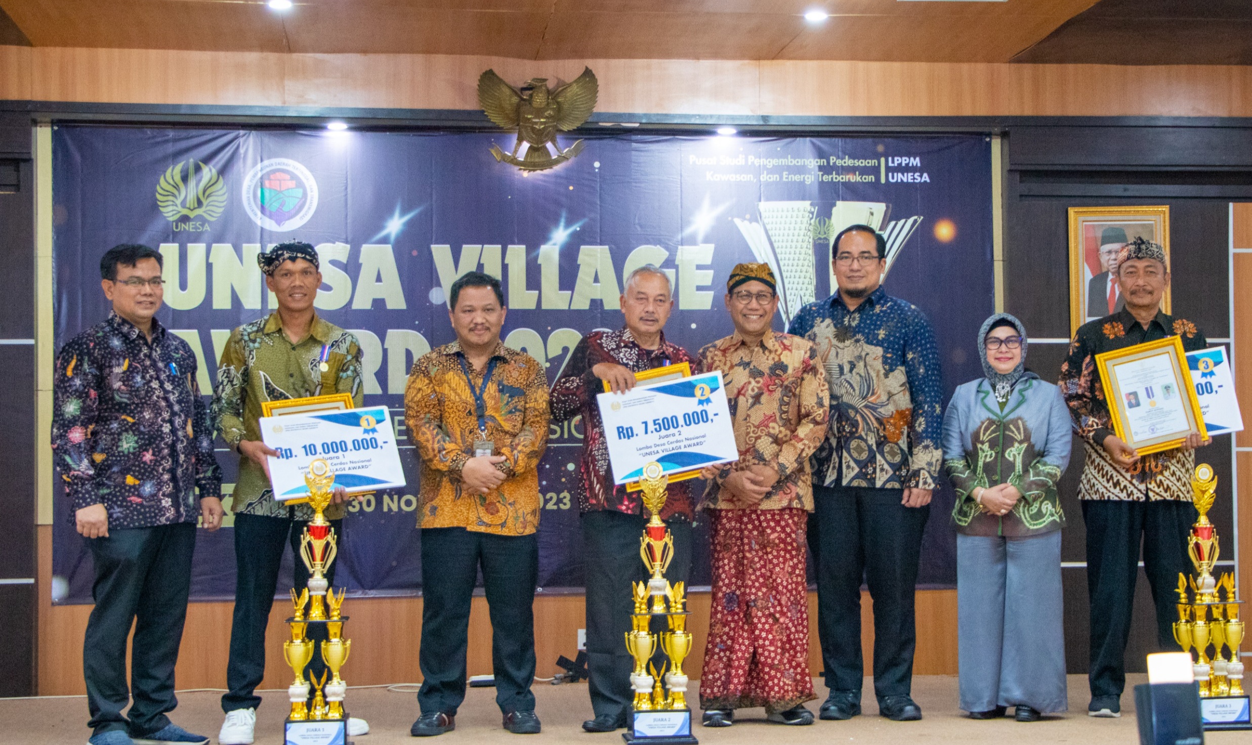 Prestasi dan Inovasi Gemilang: LPPM Beri Penghargaan UNESA Village Award 2023 untuk Desa Cerdas Indonesia