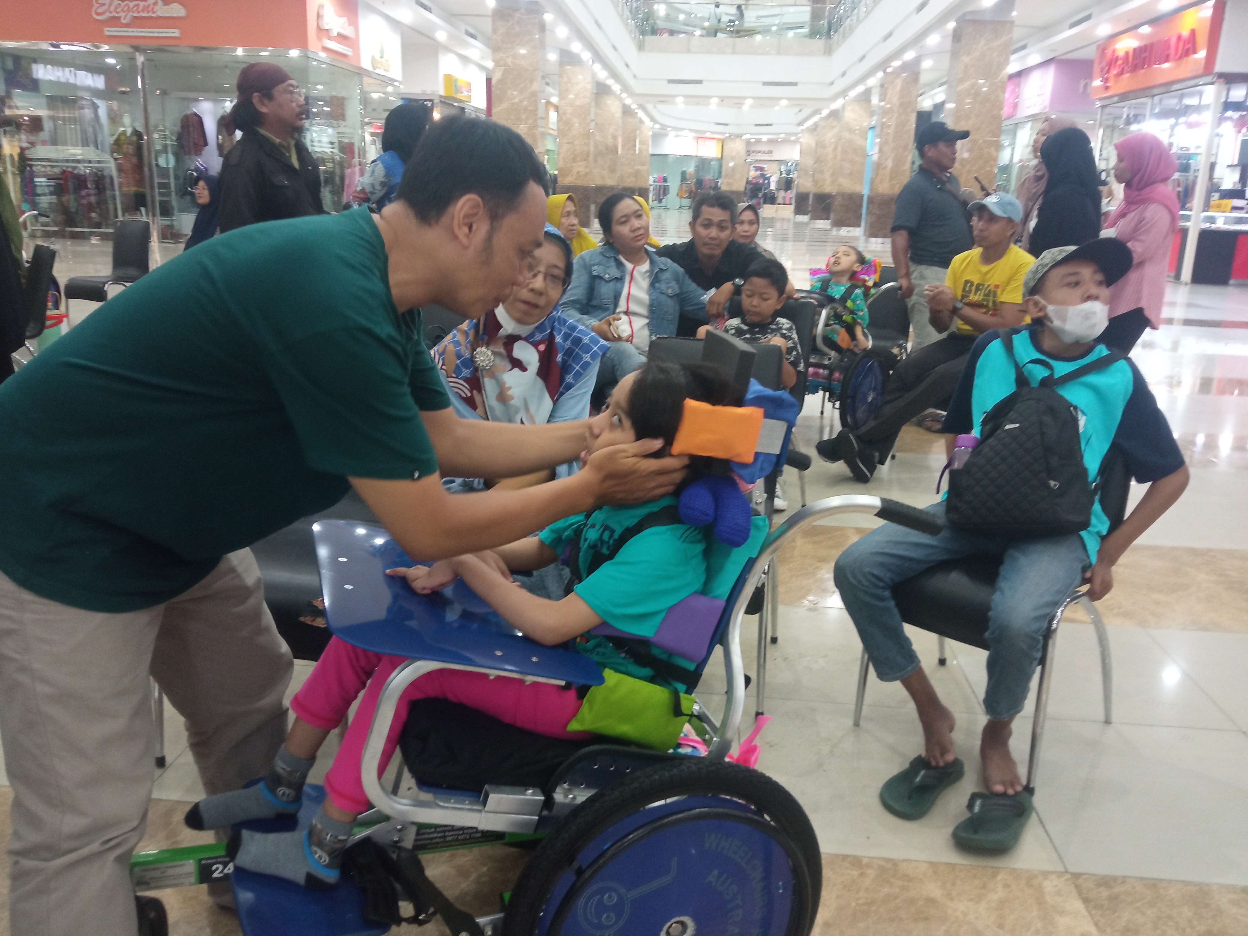 Konsulat Jenderal Australia Serahkan Bantuan 340 Kursi Roda untuk Anak Disabilitas di Jawa Timur