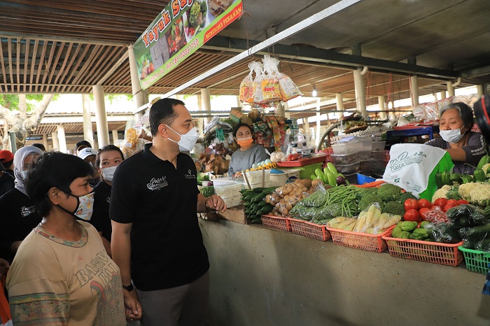 Wali Kota Eri Targetkan 5 Pasar di Surabaya Bebas Kantong Plastik Tahun 2022