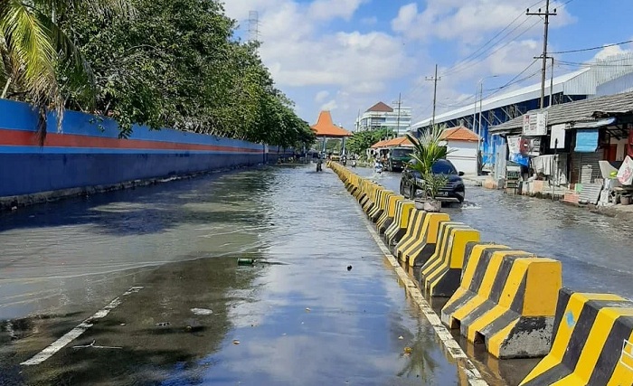Efek Gerhana Bulan, Banjir Genangi Sejumlah Jalan di Pesisir Surabaya