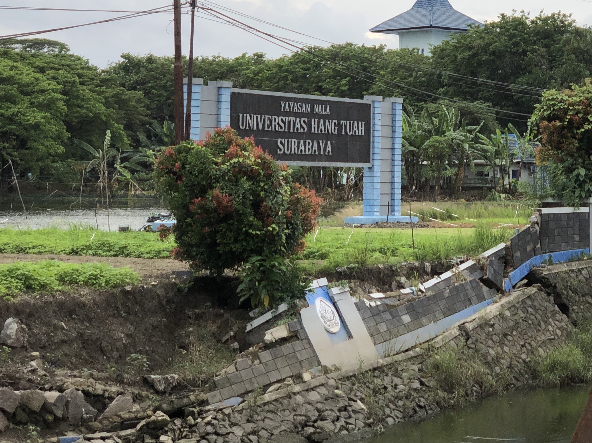 Pagar Universitas Hang Tuah Ambles Terdampak Cuaca Ekstrem