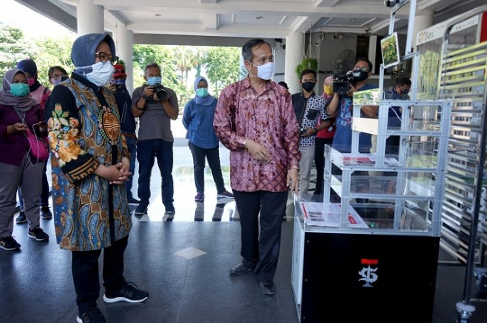 IT Telkom Surabaya Beri Bantuan Tiga Alat Canggih