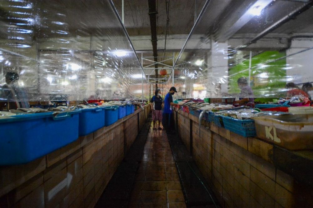 FOTO: Penerapan Protokol Kesehatan di Pasar Tradisional