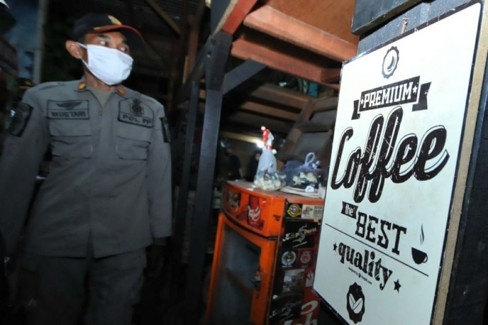 FOTO: Tindak Tegas Pelanggaran Jam Malam PSBB di Surabaya