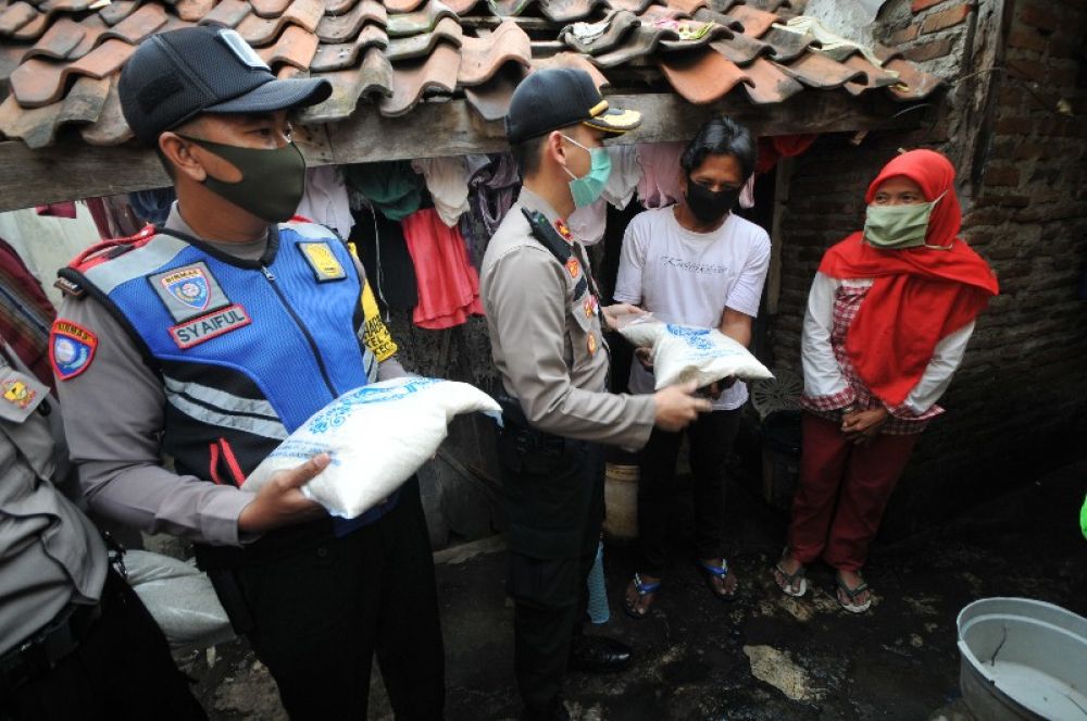 Polisi Salurkan Sembako untuk Warga Surabaya Terdampak Pandemi