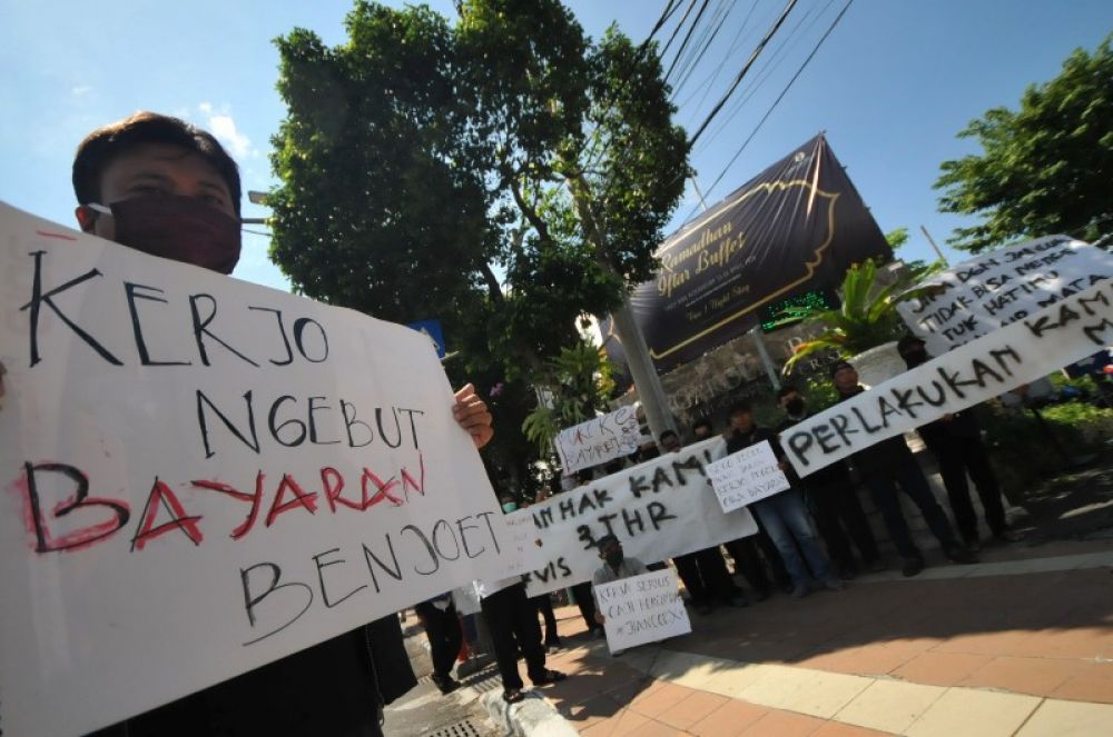 FOTO: Karyawan Hotel Garden Palace Surabaya Demo