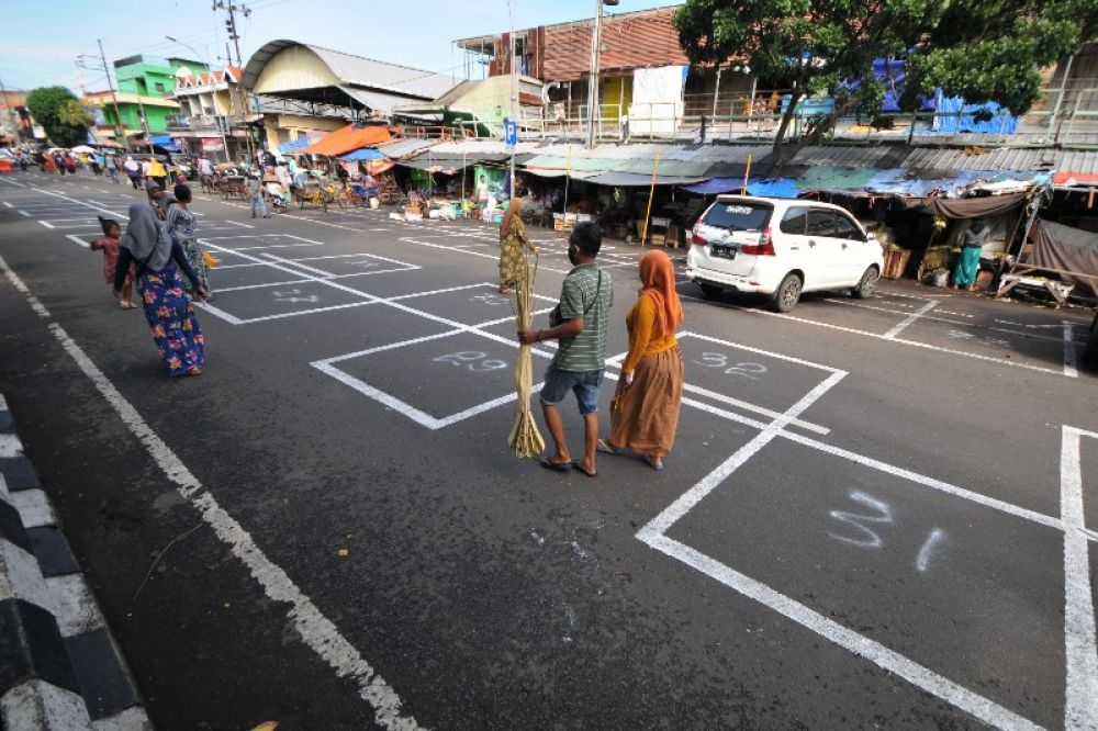 FOTO: Hari Kedua Penerapan Physical Distancing di Pasar Tradisional