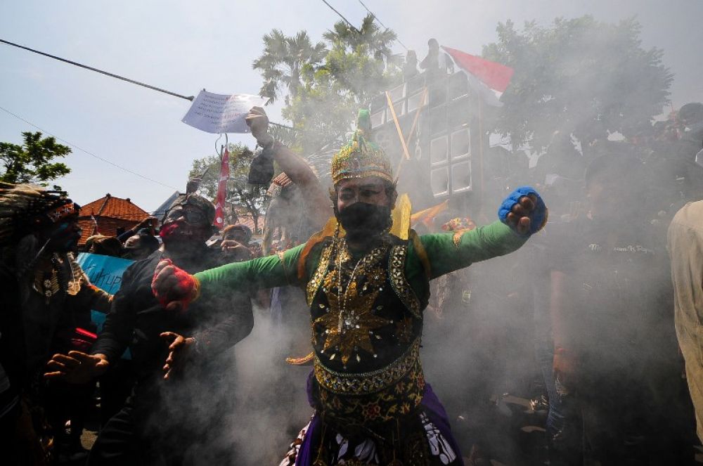 FOTO: Massa Aksi Goyang Kembali Balai Kota Surabaya