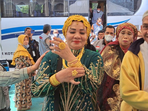 Dua Jemaah Hajjah Pamer Kalung di Medsos, Mulai Diincar Bea Cukai