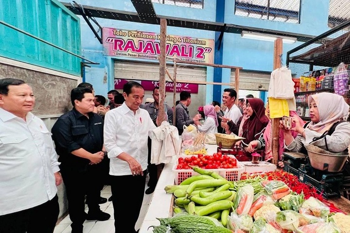 Jokowi Ditemani Prabowo dan Erick Thohir Blusukan ke Pasar Malang