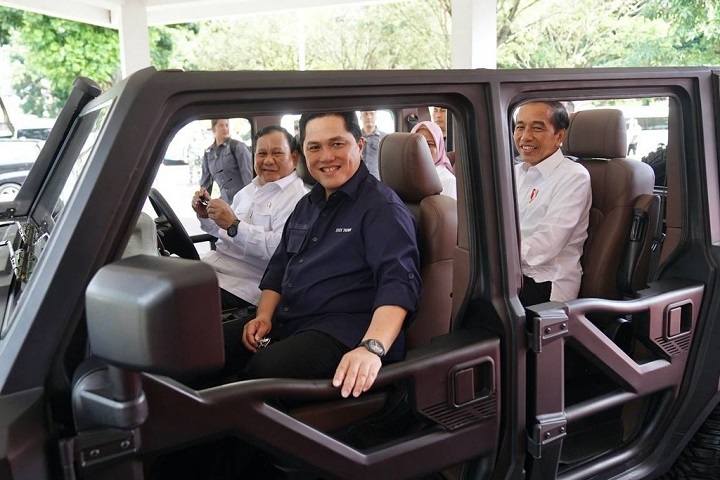 Prabowo dan Erick Thohir 'Setir' Jokowi Naik Mobil Rantis Maung 4x4 di Malang