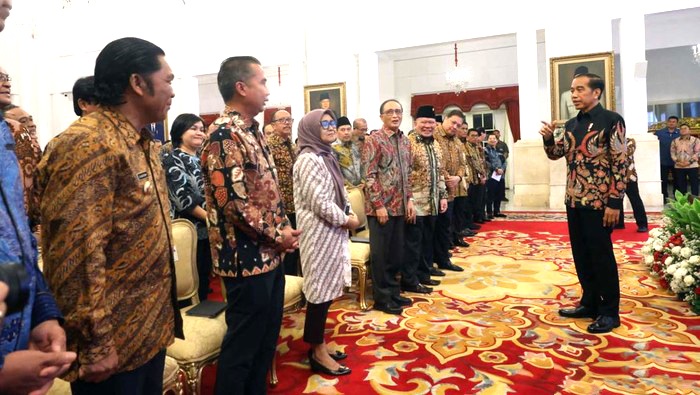 Jokowi Smash Anies