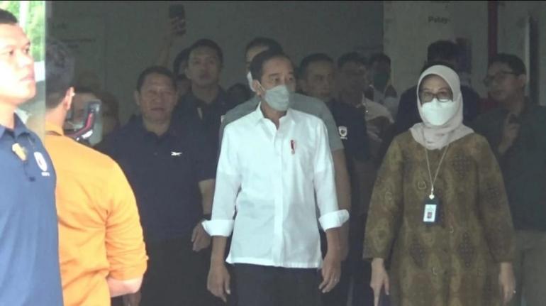 Meski Dituding "Firaun", Jokowi Sempatkan Jenguk Cak Nun