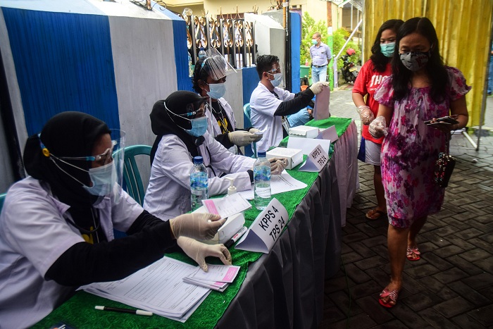 Petugas KPPS Usung Konsep Pakaian Tenaga Medis di Masa Pandemi