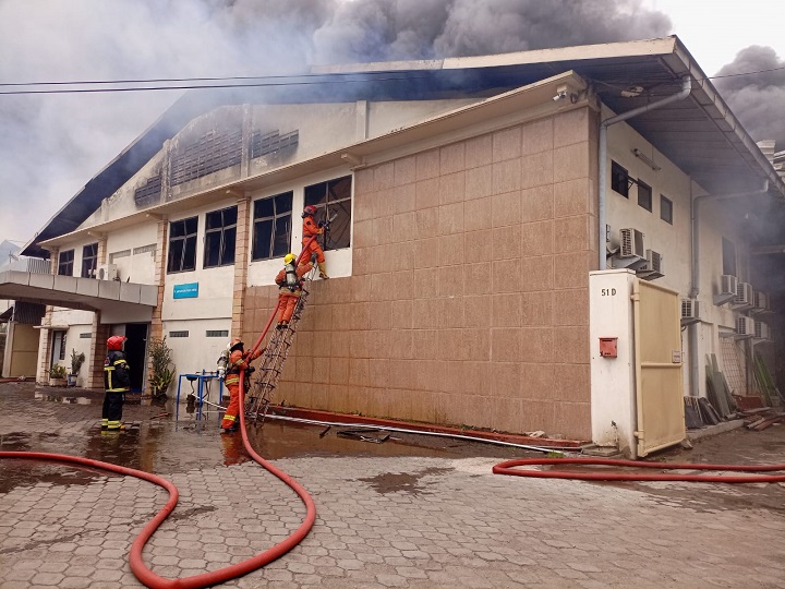 Bronto Damkar Surabaya pun tak Sanggup Padamkan Api