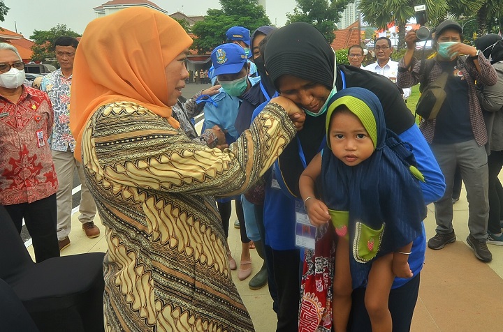 Gubernur Khofifah Harap 121 Warga Jatim Bisa Sukses di Sulawesi