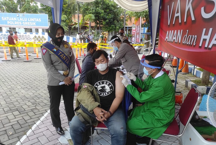 Sambut Hari Bhayangkara, Ngurus SIM Dapat Vaksin Gratis