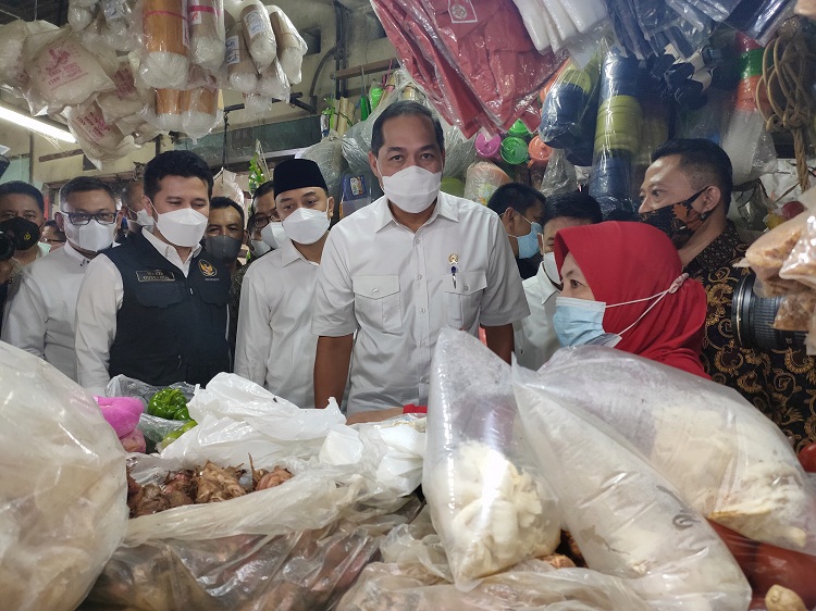 Mendag Lutfi: Harga Bahan Pokok Masih Normal di Pasar Wonokromo