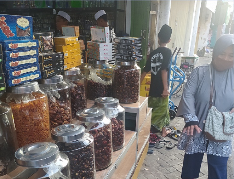 Berkah Ramadhan Bagi Para Penjual Kurma di Ampel