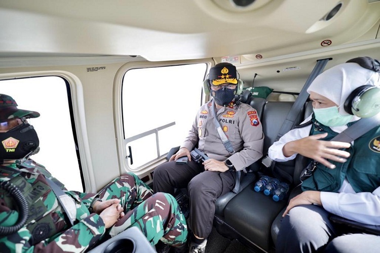 Pantau Penyekatan dari Udara, Gubernur Khofifah Bersama Pangdam dan Kapolda Pantau Situasi Lalu Lintas