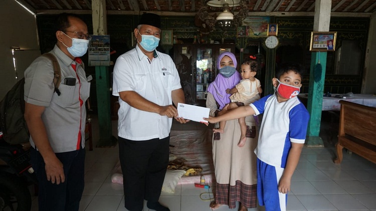 Humas SIG Tuban Ulurkan Taliasih kepada Anak Almarhum Wartawan